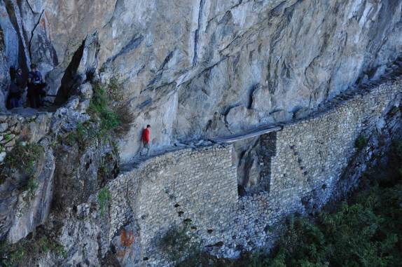 O Gustavo caminha para uma antiga e incrível ponte inca em Machu Picchu, no Peru
